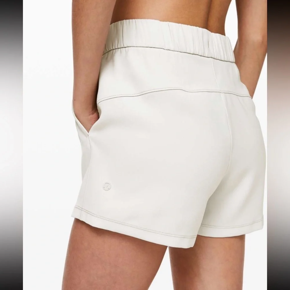 Lululemon On the Fly Short *Woven *2.5" in Silverstone - Picture 3 of 3